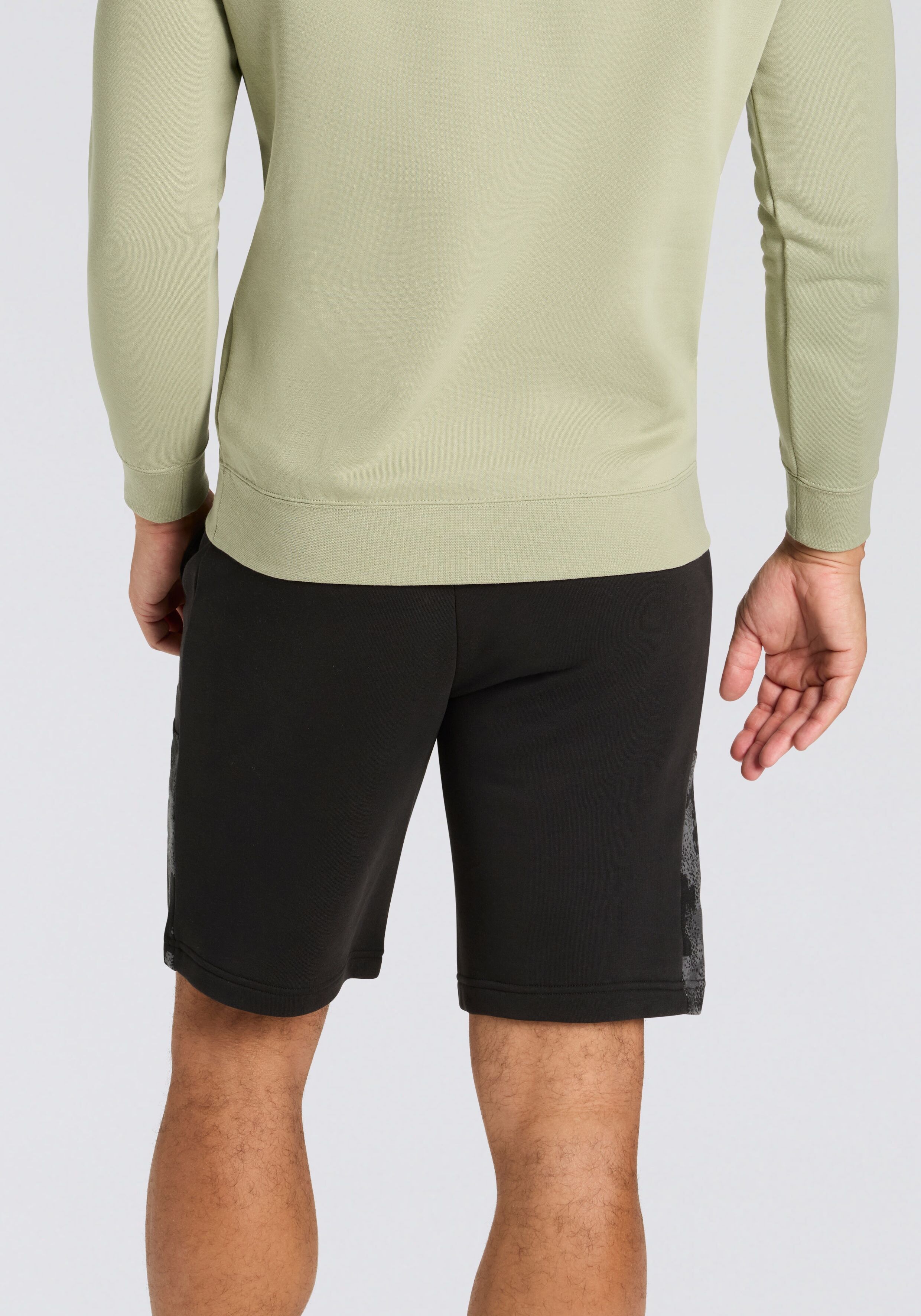 Trainingsshorts PUMA "ESS CAMO SHORTS TR 10’’", Damen, Gr. S, N-Gr, schwarz (puma schwarz), Sweatware, Obermaterial: 68% Baumwolle, 32% Polyester, tarnfarben, regular fit normal, Hosen Trainingsshorts, mit Eingrifftaschen, sportlicher Stil, reguläre Passf