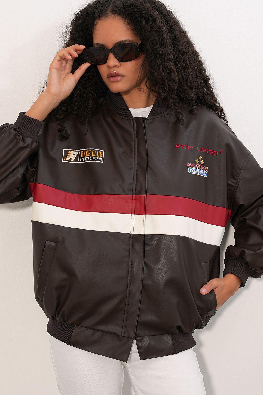 Taillierte Bomberjacke aus Kunstleder mit Schleife
