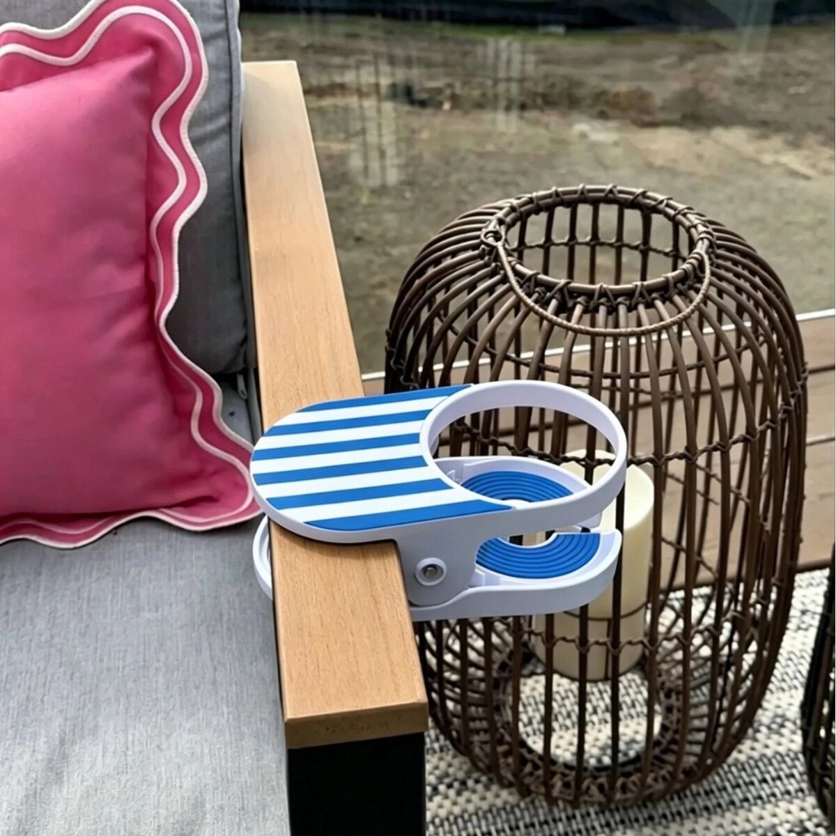 INF Clip-On Getränkehalter – Tragbarer Becherhalter ohne Montage, Kunststoff, Mehrfarbig, Einzelpackung Blau