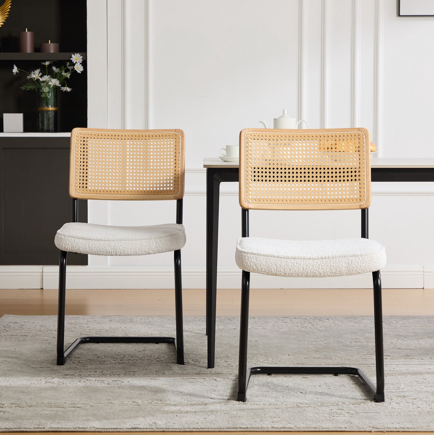 WUVRIE Eetkamerstoel met zwart metalen frame, synthetisch rotan en ivoorkleurige chenille zitting