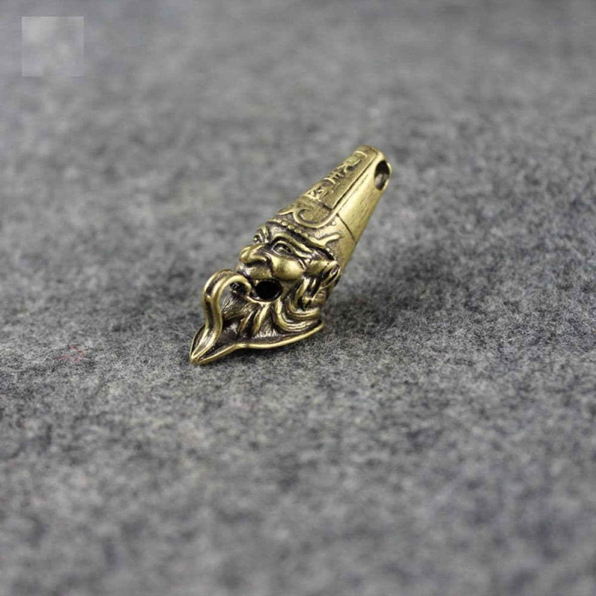 Handgemaakt koperen miniatuur beeldje in zwart voor decoratie op tafel
