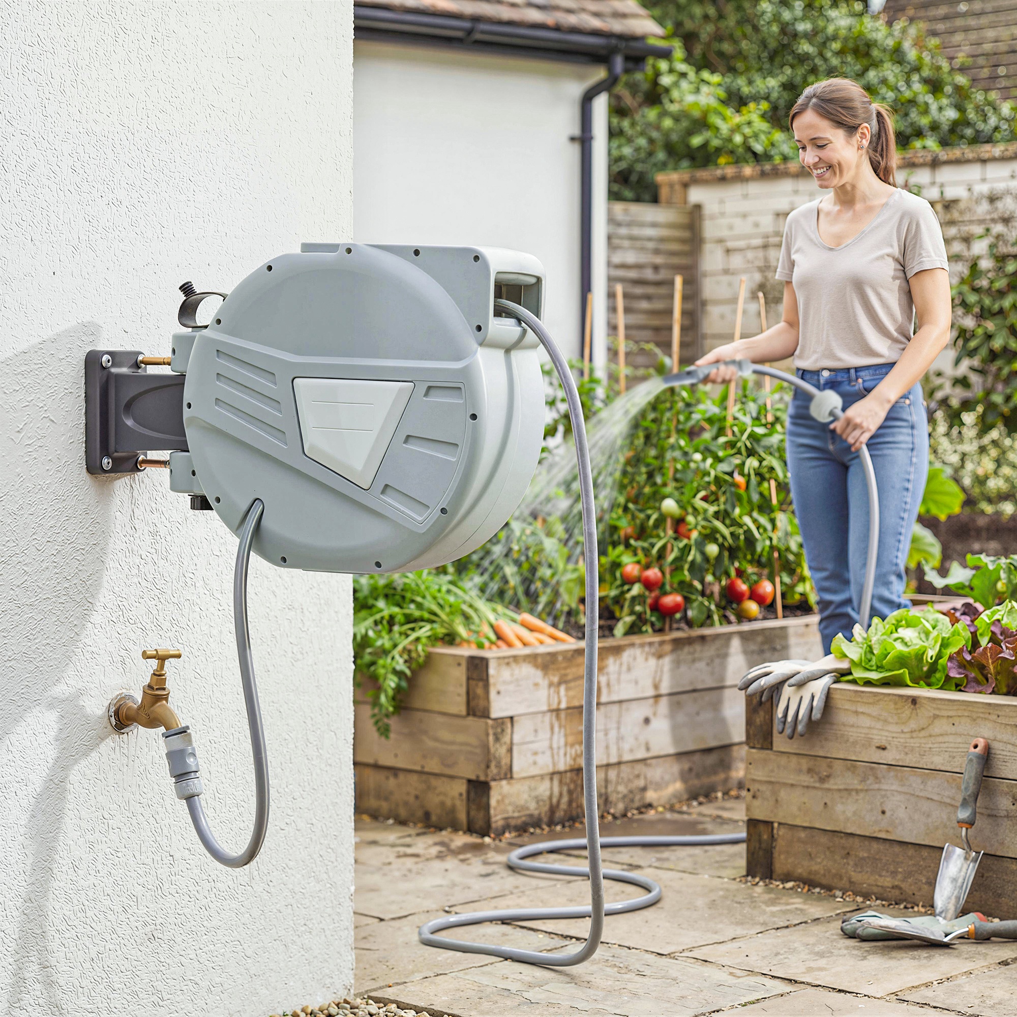 Outsunny Avvolgitubo Muro 20+1,6m x Ø 15mm, Avvolgitore Retrattile Automatico Girevole 180°, Grigio   Aosom Italy