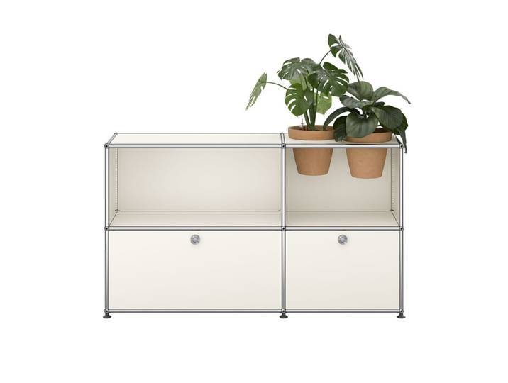 USM Haller Sideboard M57 reinweiß 2-fach breit 2 Fächer Klapptüren Pflanztöpfe Terrakotta oh 127.3x74x37.5 cm