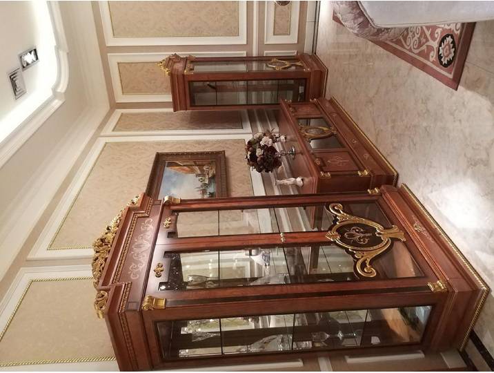 Xlmoebel Vitrine Barocke Vitrine mit Glasfront und eleganten Verzierungen (Vitrine) Hergestellt in Europa