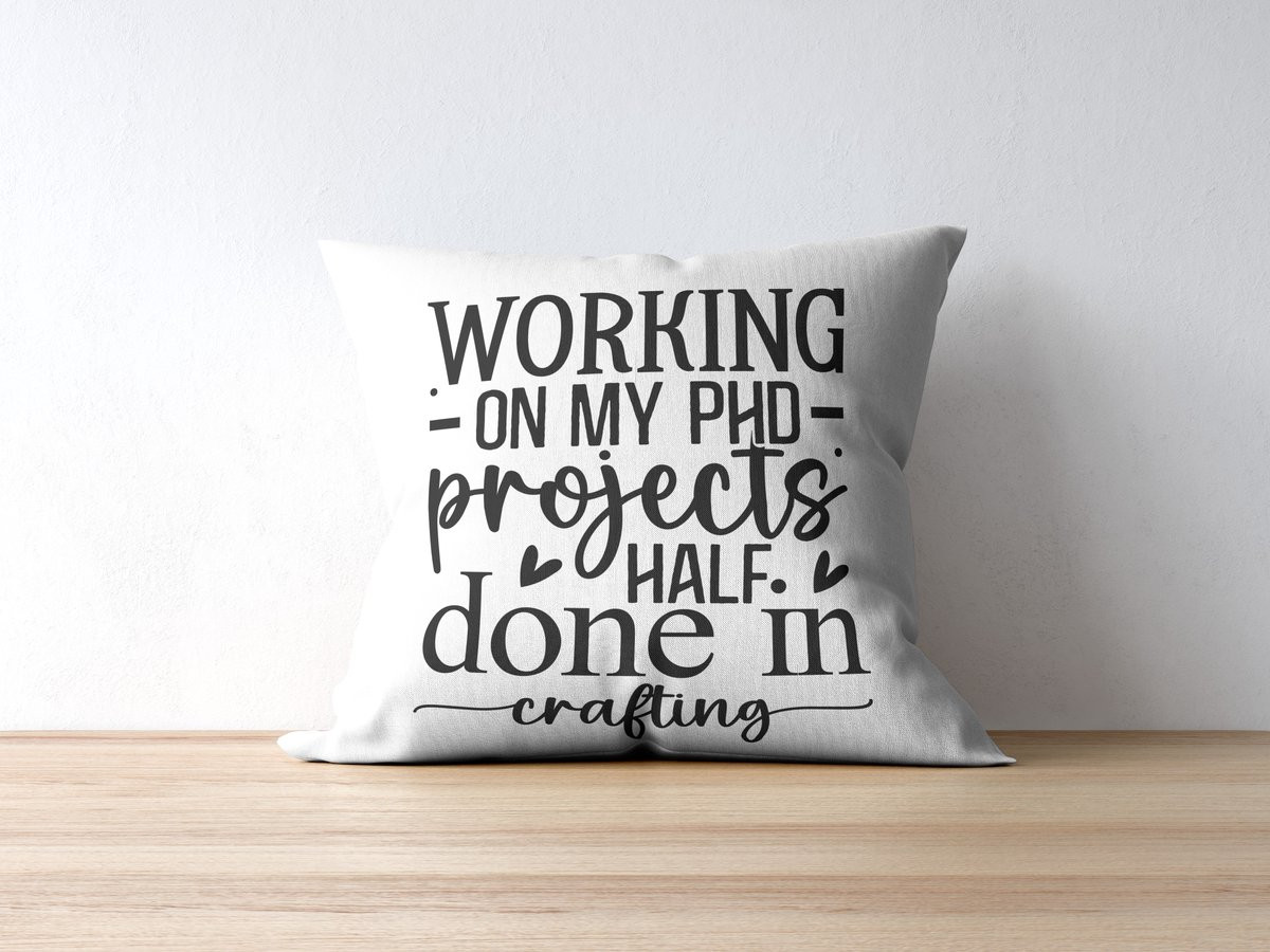 Grappig Knutsel PhD Sierkussen voor volwassenen - Woondecoratie en cadeau voor knutselaars