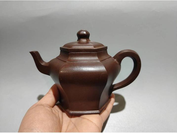 Théière hexagonale en argile Zisha de Yixing, fabriquée à la main, pour le thé Kung Fu, produit exquis. Nom du produit : Hexagonal Teapot. Marque : Jinding.