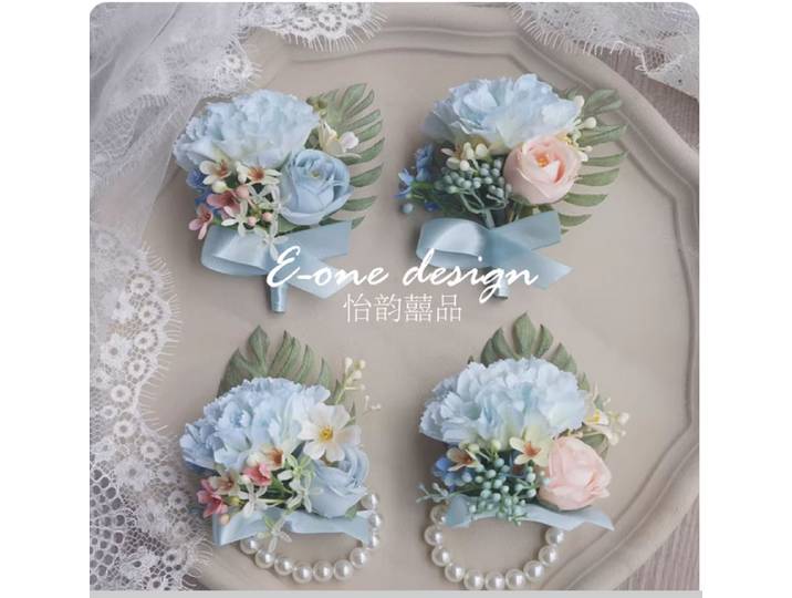 œillet bleu mariage mariée marié famille demoiselle d'honneur groomsman corsage poignet fleur cerimonie d'ouverture