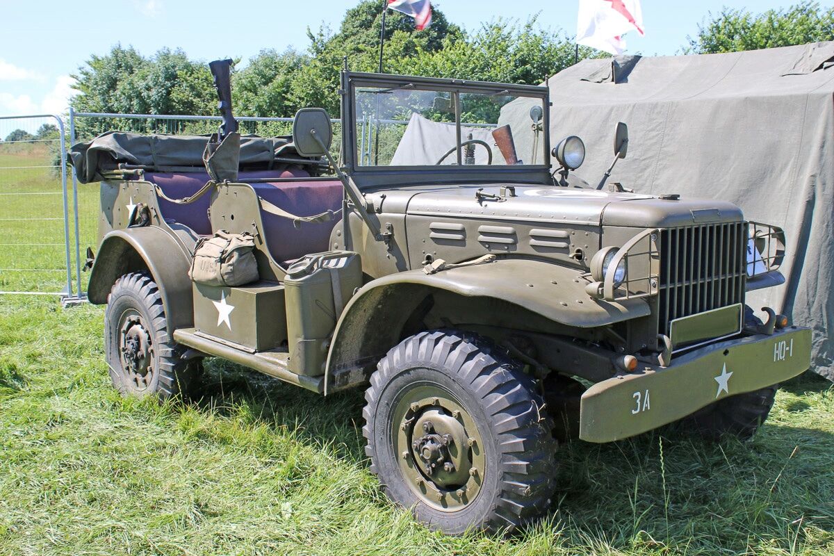 Fototapete PAPERMOON "Vintage Militär Jeep", bunt, B:4m L:2,6m, Vlies, Tapeten, Fototapete bunt B/L: 4m x 2,6m, Bahnen: 8 Stk.