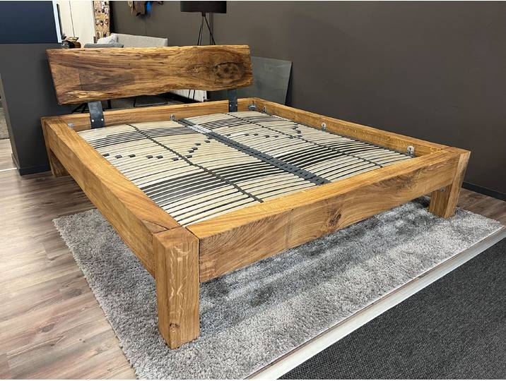 Möbel Specht Massivholzbett Faxe (Balkenbett Eiche massiv, Familienbett bis 400x220), Kopfteil Bohle mit Baumkante