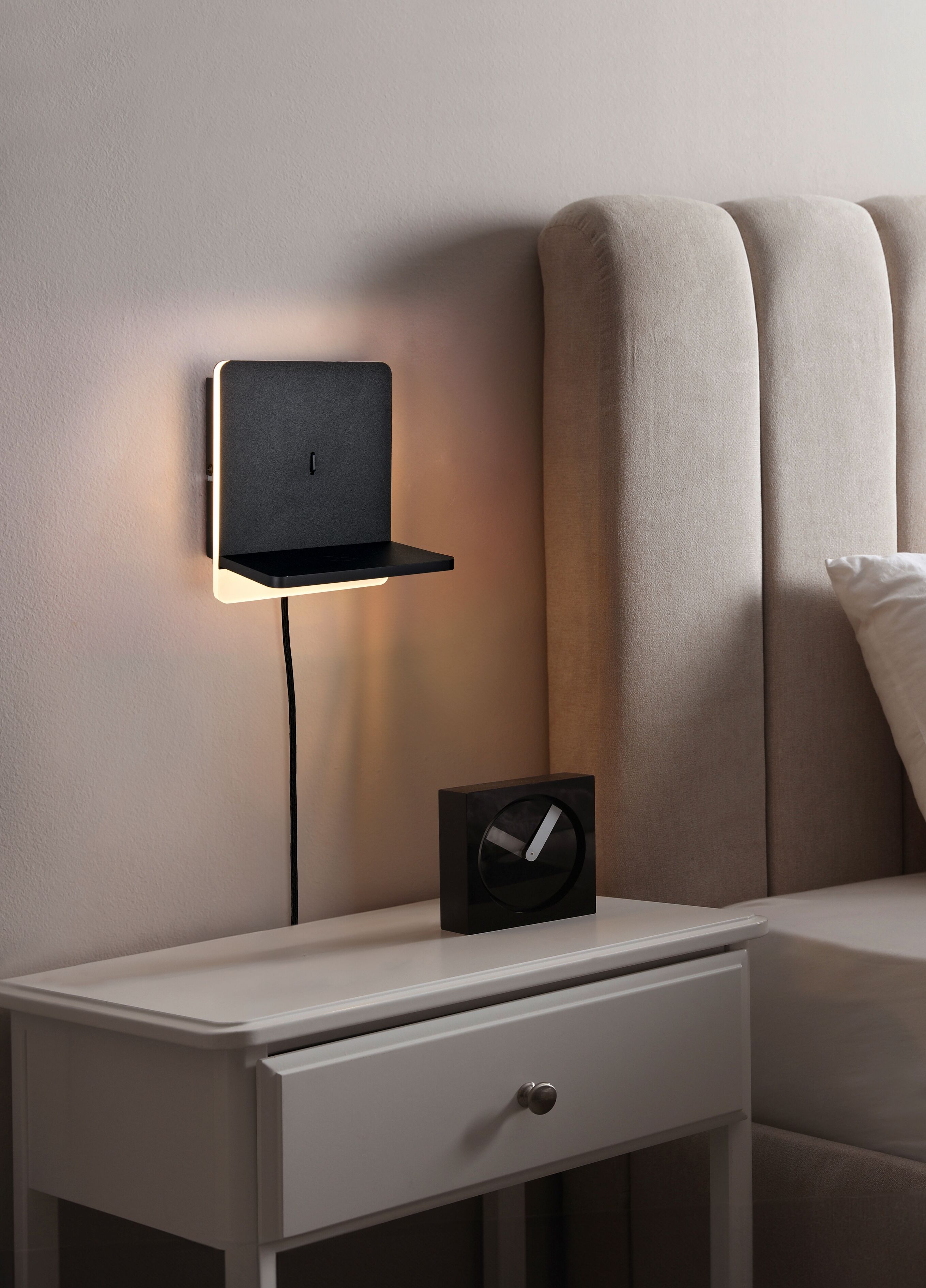 TRIO LEUCHTEN LED Wandleuchte "FAIRFIELD, Wand Nachttischleuchte, induktive Ladestation USB-Anschluss", schwarz (schwarz matt), 1, H: 20cm, 1 Stk., Leuchten, LED Wandleuchte 9W 950 Lumen warmweiß dimmbar indirektes Licht, LED Wandleuchte