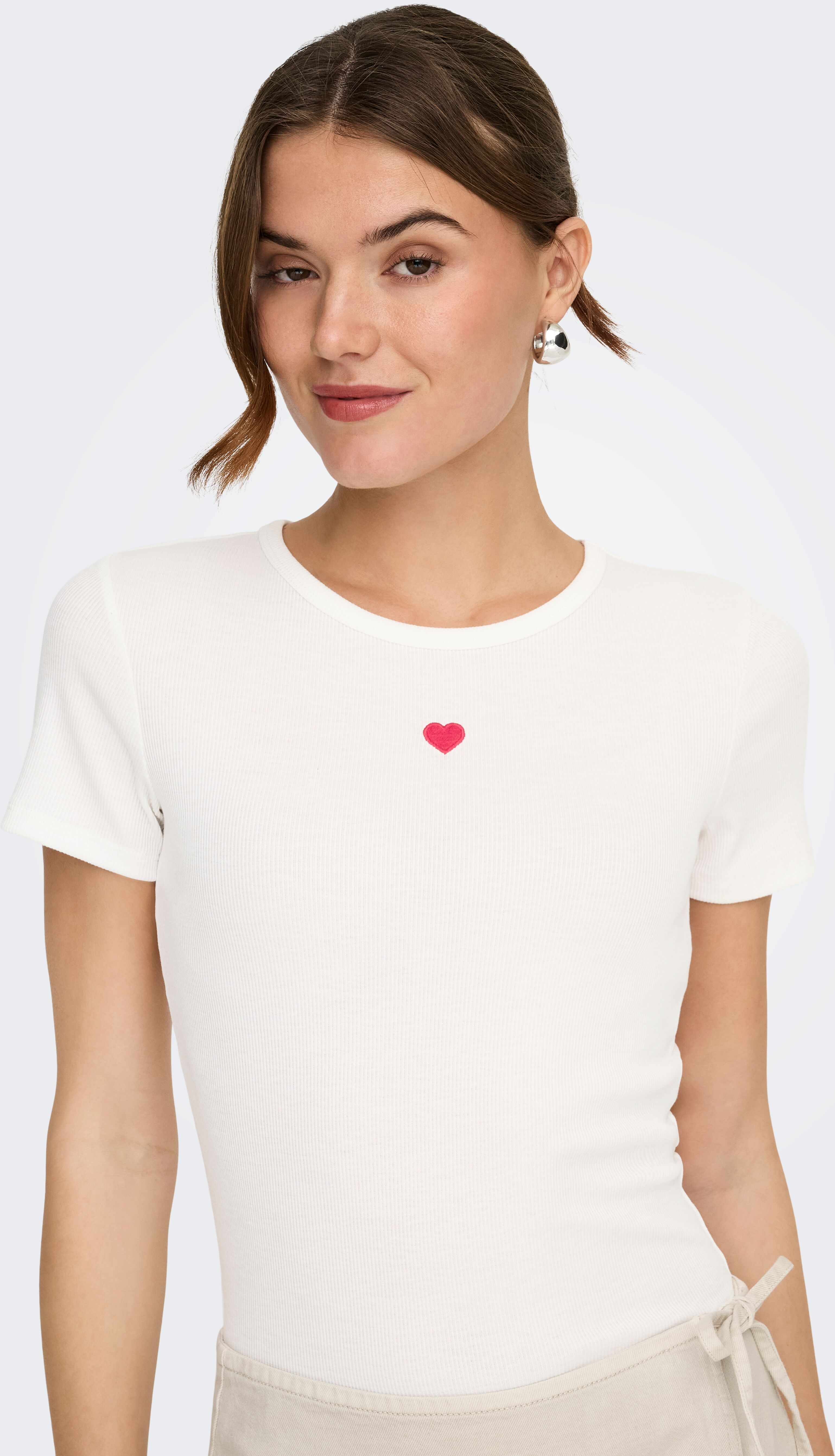 Kurzarmshirt ONLY "ONLELVA JUNE EMB S/S TEE JRS NOOS", Damen, Gr. XL, cloud dancer detail:rot heart, Jersey, Obermaterial: 65% Polyester, 30% Viskose, 5% Elasthan, bestickt, unifarben, normal, Rundhals, Shirts Kurzarmshirt cloud dancer detail:rot heart XL