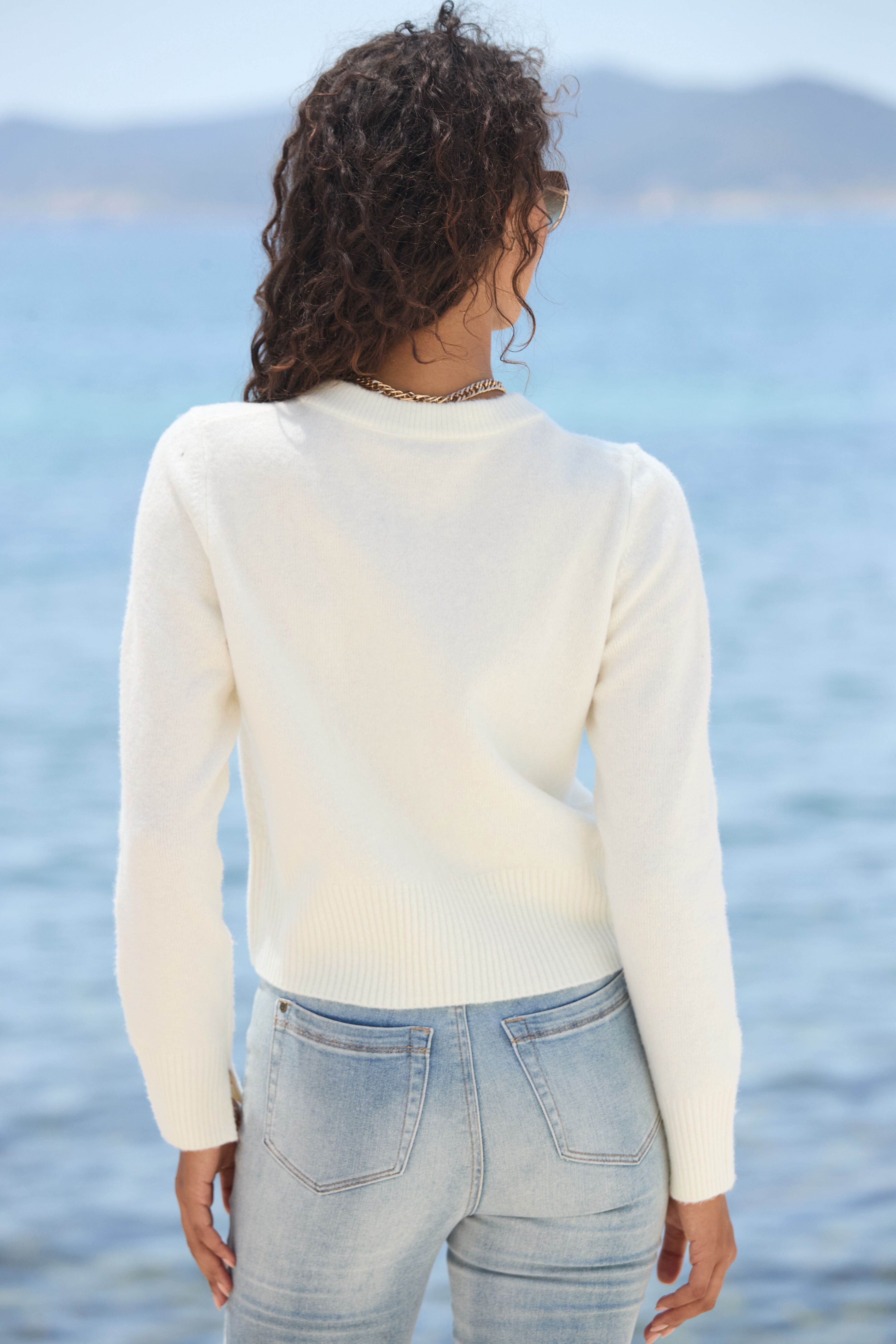 LASCANA "in leicht verkürzter Form mit breitem Rippstrickbündchen" aus kuschelweichem Strick, Cardigan mit langen Ärmeln, Basic
