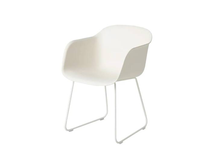 Muuto Chaise avec accoudoirs Fiber sled base natural white, pieds luge blancs