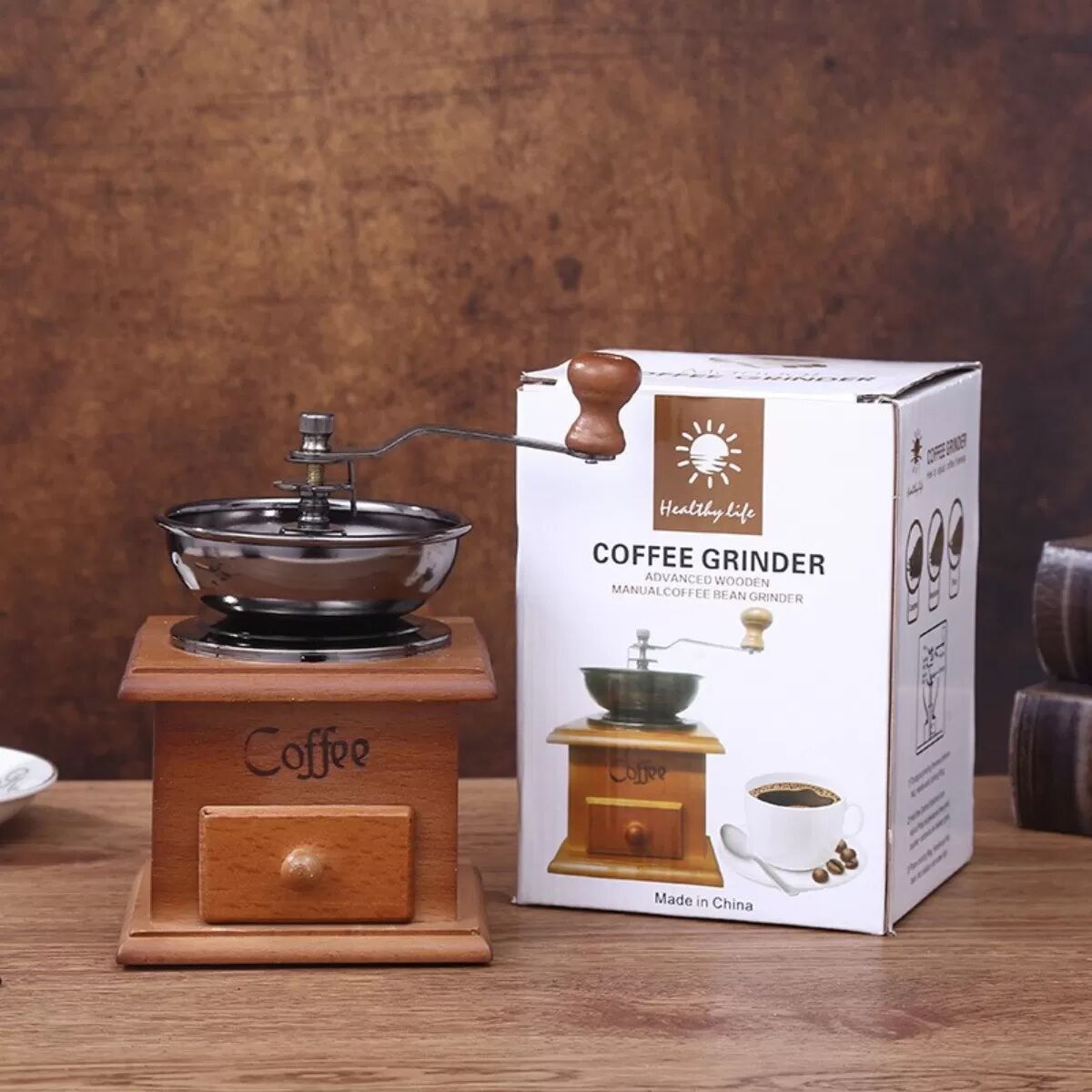 INF Große, quadratische Kaffeemühle mit Holzbehälter, manuelles Mahlwerk mit braunem Keramikmahlwerk und Handkurbel im