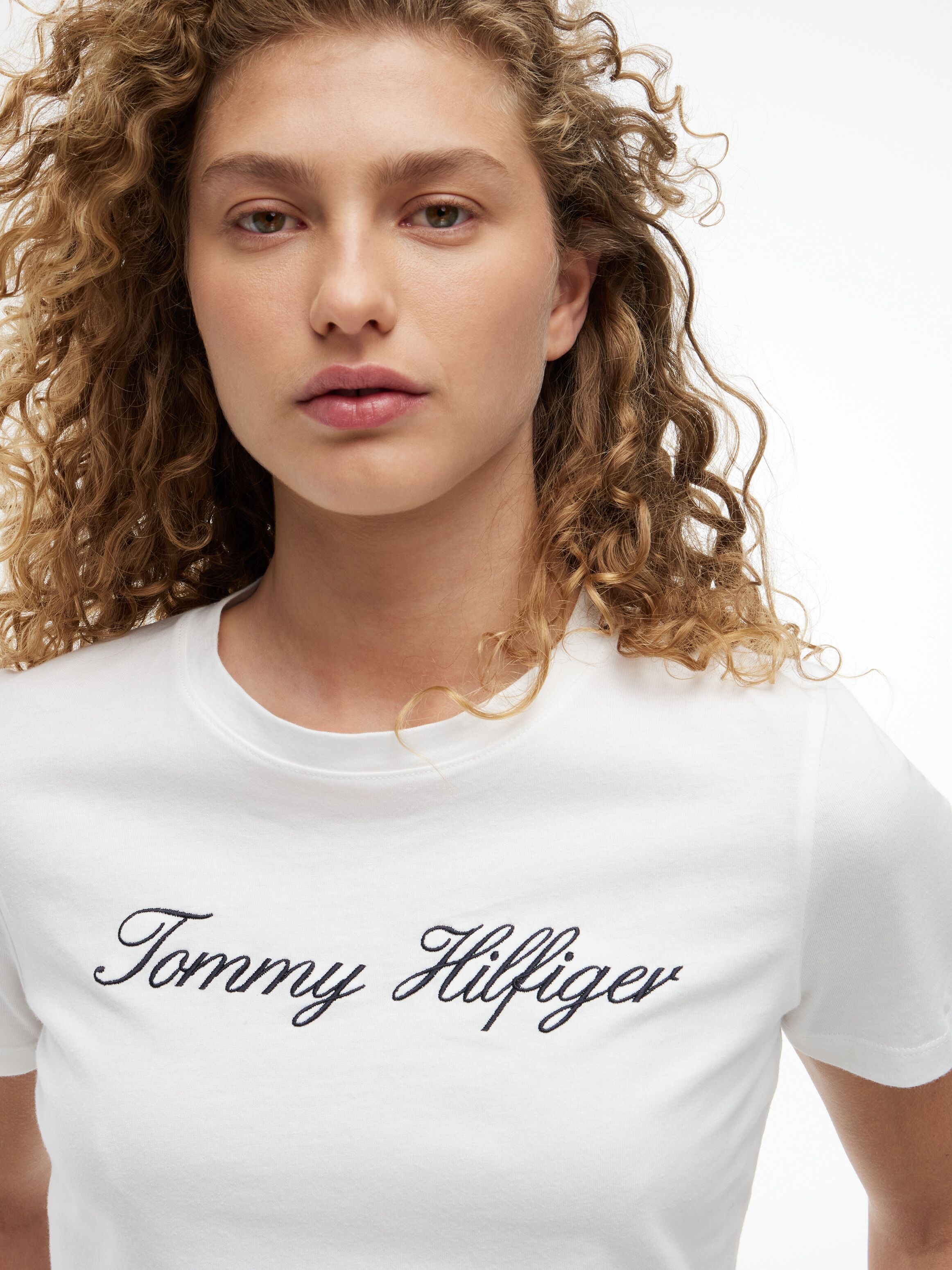 T-Shirt TOMMY HILFIGER "NOS SCRIPT REGULAR C-NK SHORT SLEEVE", Damen, Gr. 3XL, weiss (nos ecru), Jersey, Obermaterial: 100% Baumwolle, unifarben, regular fit normal, Rundhals, abgesteppte Kante, Shirts T-Shirt, mit Rundhals und kontrastfarbener Stickerei,