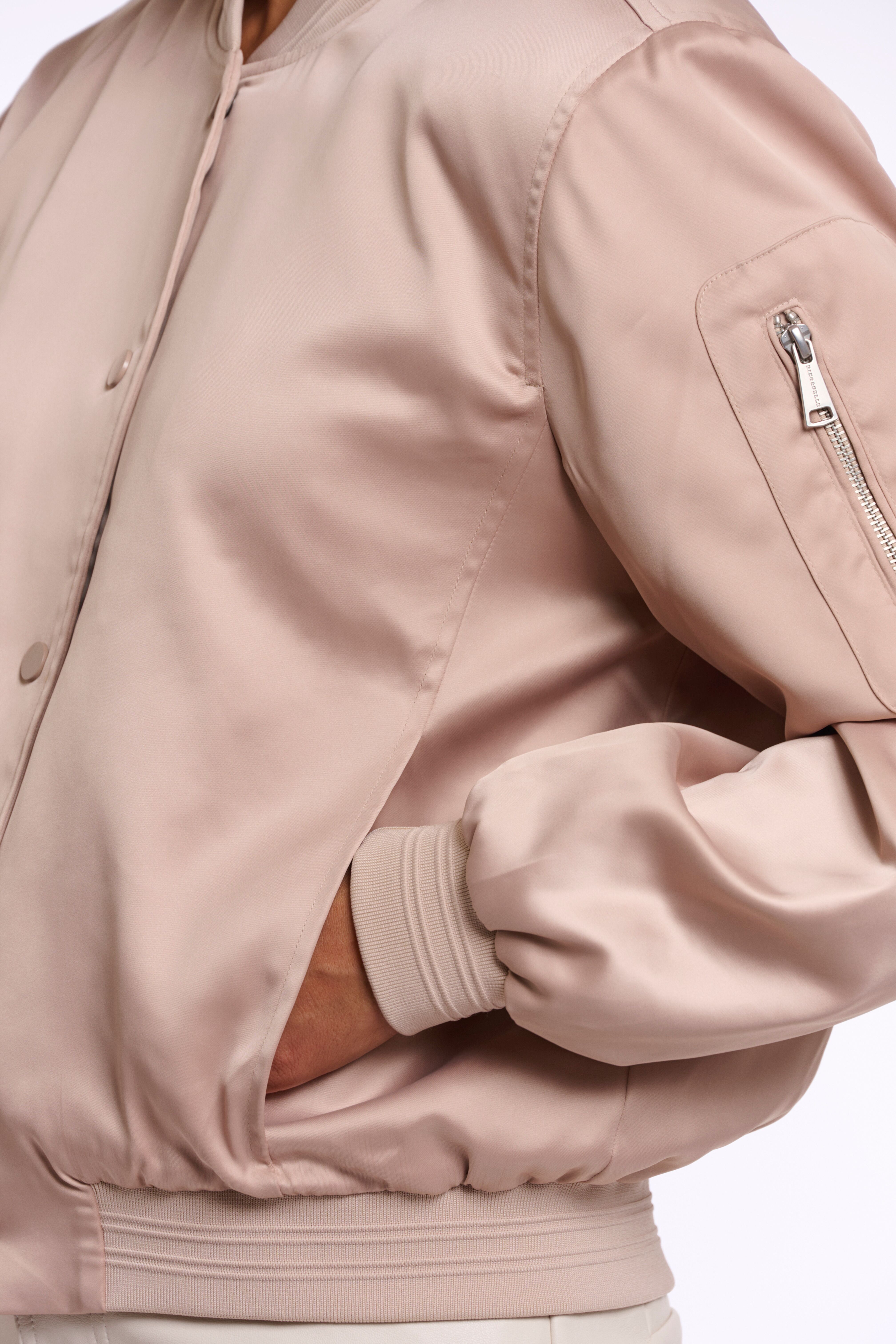 Blouson RINO & PELLE "BANNER", Damen, Gr. 44, beige (smoked pearl), Web, Obermaterial: 97% Polyester, 3% Elasthan. Futter: 100% Polyester, hüftlang, Bündchen, Jacken Blouson, mit falscher Tasche am Ärmel, glänzende Qualität smoked pearl 44