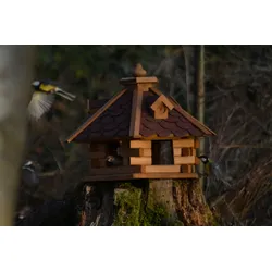 Dobar Rustikales XL-Vogelfutterhaus im Blockhaus-Stil mit rotem Bitumendach, Vogelhaus mit 6 Einfluglöchern