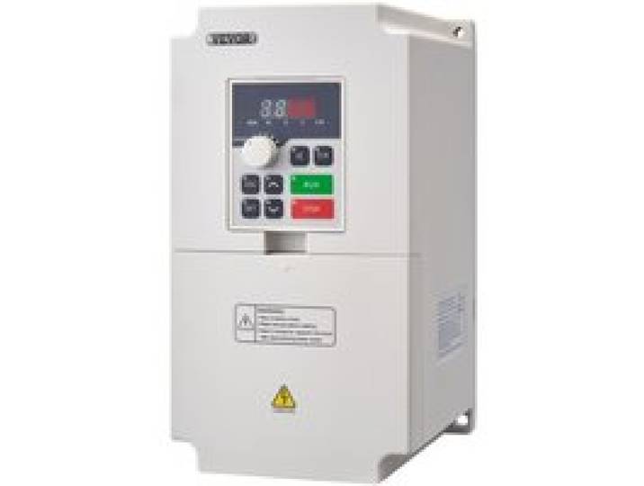 VEVOR Frequenzumrichter VFD 5 PS 4 kW 18 A 1/3 Phasen AC 220 V Eingang auf 3 Phasen AC 0–220 V Ausgang Frequenzumwandler 50/60 Hz Eingang 0–2000 Hz Ausgang VFD zur Drehzahlregelung des Spindelmotors