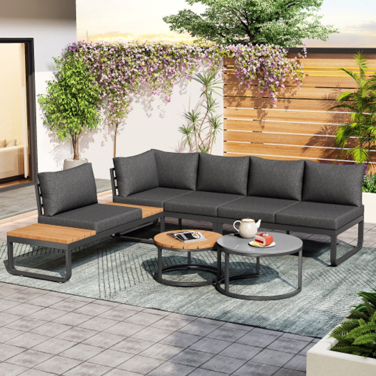 Moderne L-vormige tuinmeubelset met 2-zits loungebank en salontafel, gepoedercoat stalen frame en grijze kussens