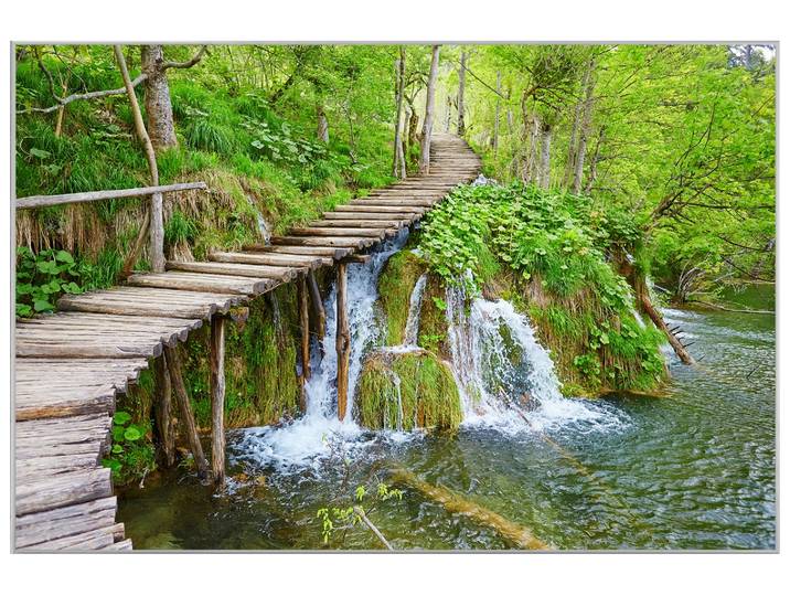 Bild mit Rahmen Kleiner Wasserfall im Wald 3 image LAND