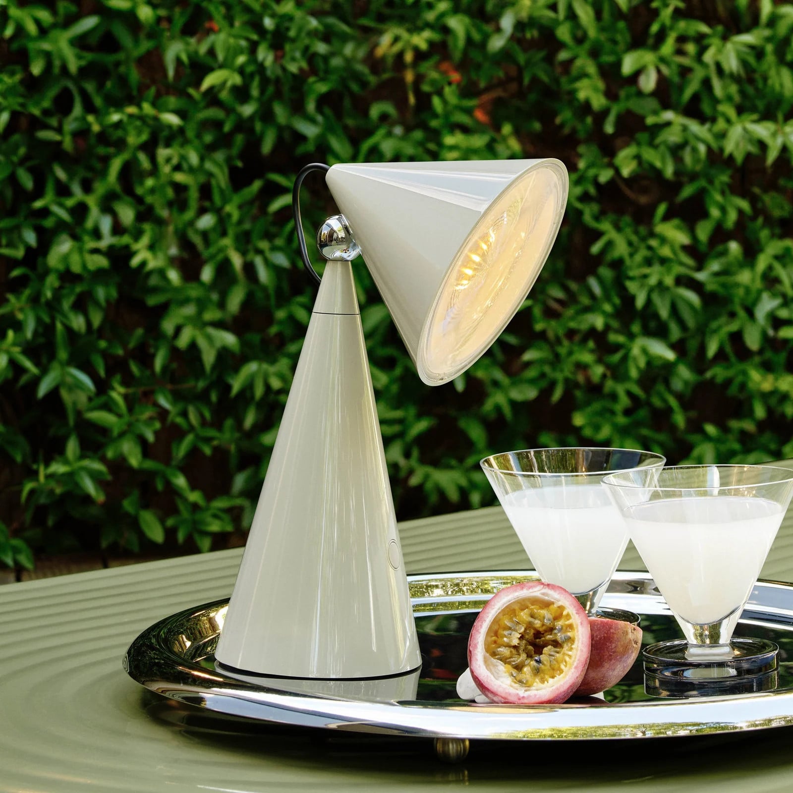 Tom Dixon Pose draagbare LED tafellamp met bewegingssensor en dimfunctie, zilver/wit/grijs