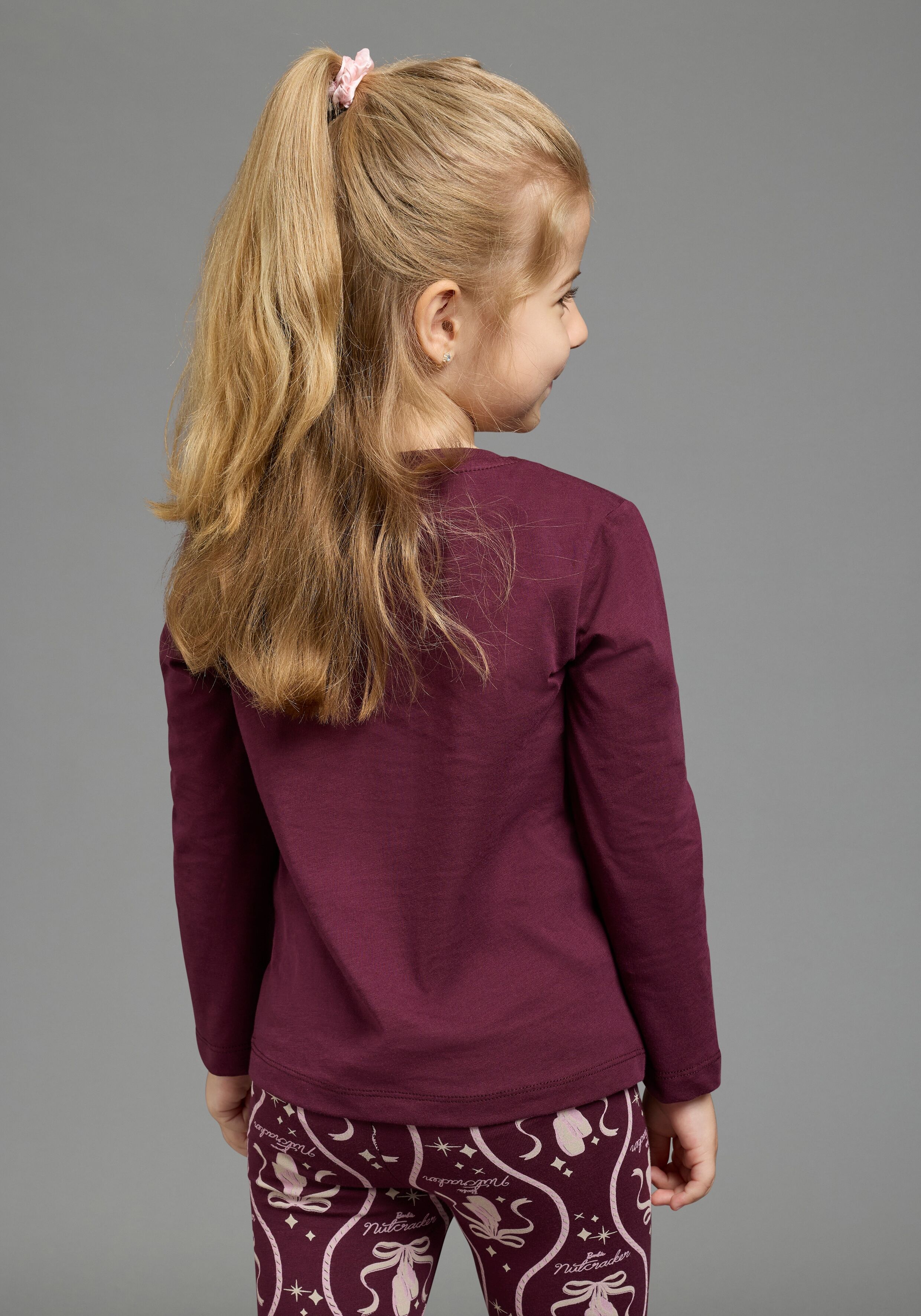 Langarmshirt KIDSWORLD "BARBIE Glitzerdruck Shirt für kleine Mädchen, Mama&Me Style, Mattel", Mädchen, Gr. 92/98, bordeaux, Single Jersey, Obermaterial: 100% Baumwolle, bedruckt, Basic hüftlang, Rundhals, Shirts Langarmshirt, BARBIE Nussknacker Shirt, Min