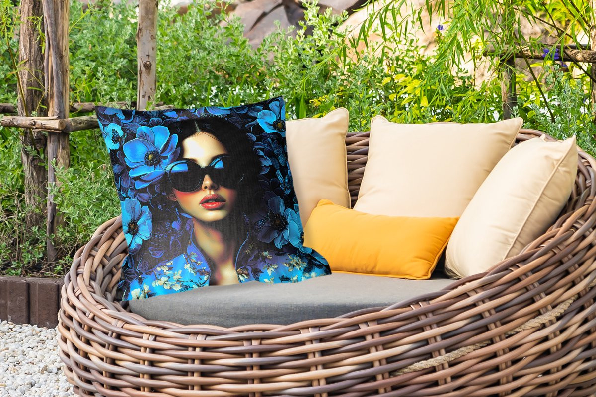 PillowMonkey Sierkussen Buiten Vrouw Bloemen Blauw Aesthetic Luxe 60x60 cm Weerbestendig