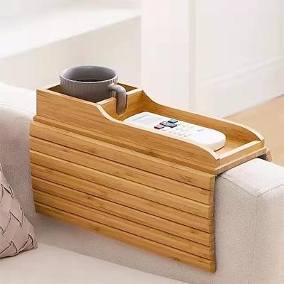 stilvolles Sofa-Armlehnentablett aus Bambus mit Getränkehalter – Anti-Fall-Design, klappbarer Ablagetisch für Snacks, Telefone, Getränke Tassen, zeitgenössisches Wohnaccessoire, Getränketablett