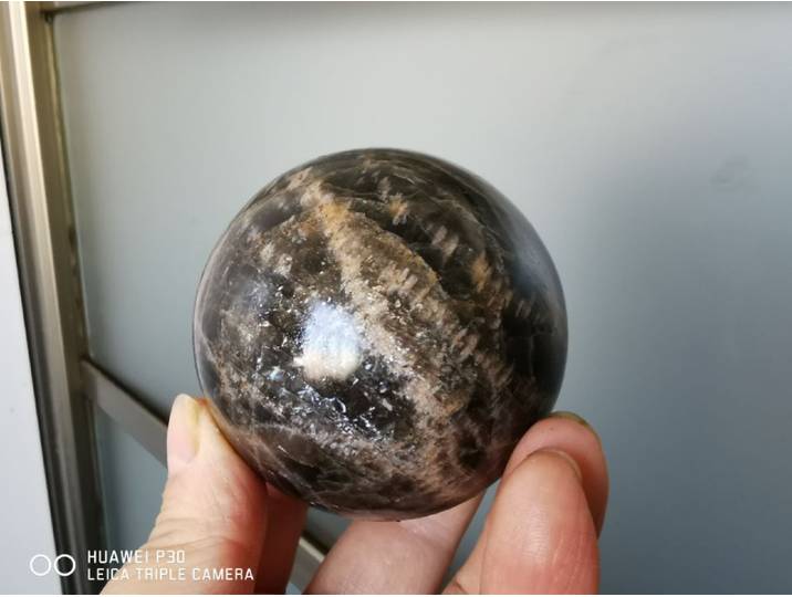 Boule sphère de cristal de Quartz en pierre de lune noire naturelle rare de 64MM-Magascar