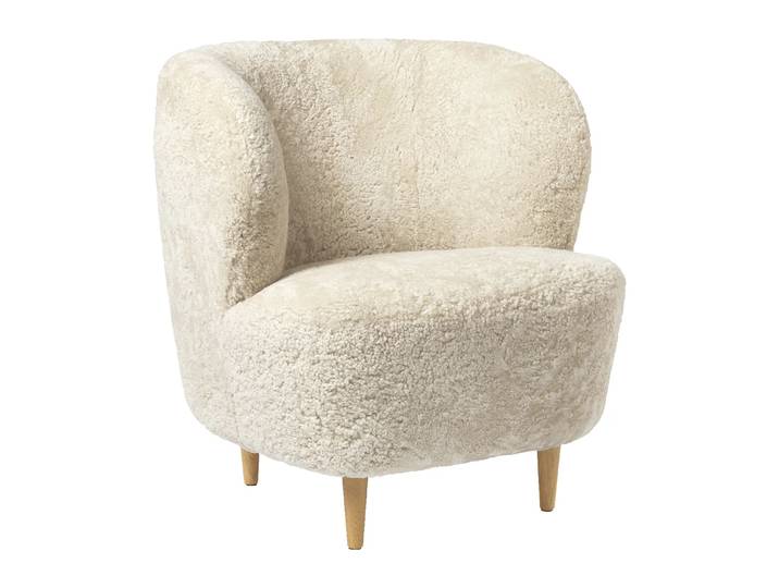 GUBI Chaise lounge Stay Small Peau de mouton Moonlight-chêne laqué