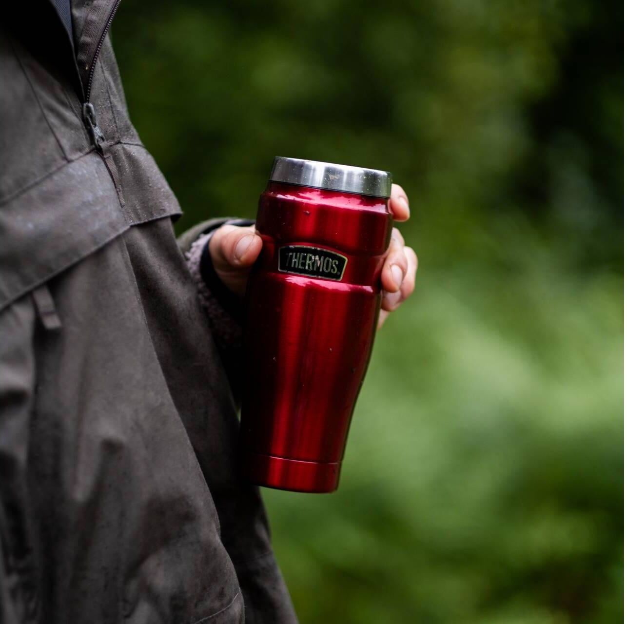 Thermobecher THERMOS "Stainless King 470 ml", rot, Trinkgefässe, Ø 8,3cm x 20cm, 470ml, 1, Edelstahl, Thermobecher, DrinkLock – Verschlusssystem, 100% dicht, B:8,4cm H:20cm Ø:8,3cm rot Ø 8,3cm x 20cm, 470ml, 1