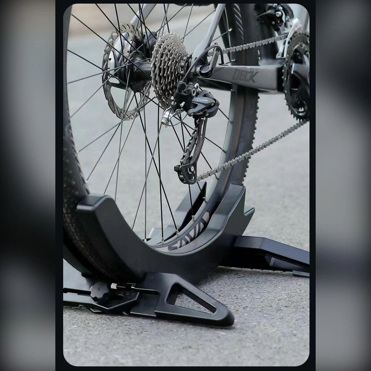 INF Verstellbarer Fahrrad-Parkständer - ABS Anti-Rutsch Indoor-Fahrradständer mit 30-80mm Breitenverstellung für Rennräder und