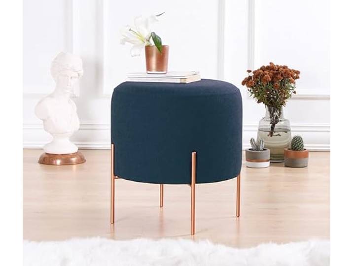 Bohème-Pouf, Marineblau, 42 cm hoch x 40 cm tief 50 % Baumwolle/50 % Leinen, 5 cm orthopädischer Schaumstoff, kupferbeschichtete Eisenbeine Stilvoll und funktional für Hotel und Zuhause