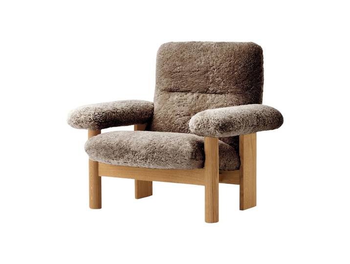 Audo Copenhagen Brasilia Sessel Natural oak-Sahara sheepskin curly