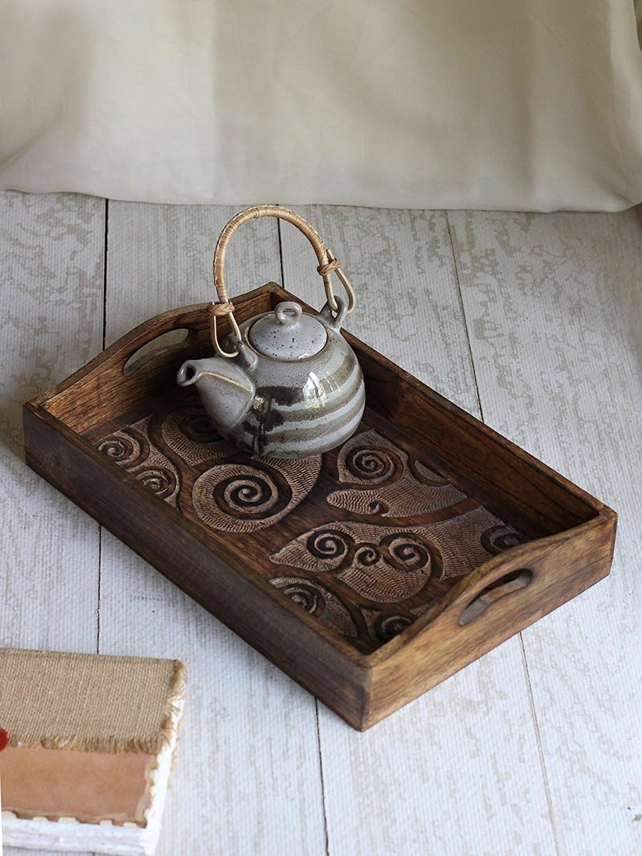 Handgemaakt houten serveerblad met handvatten en levensboom decoratie