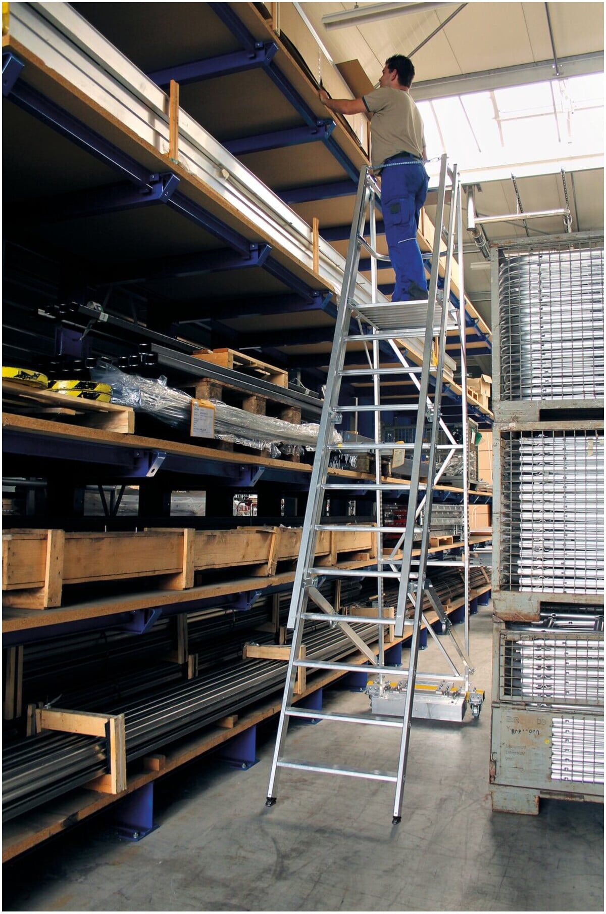 MUNK Aluminium-Podestleiter fahrbar klappbar schmaler Quertraverse 12 Stufen (052712)