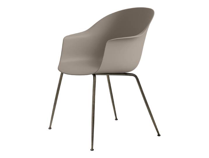 GUBI chaise avec accoudoirs BAT DINING CHAIR avec la base laiton antique (New beige - polypropylène et acier)