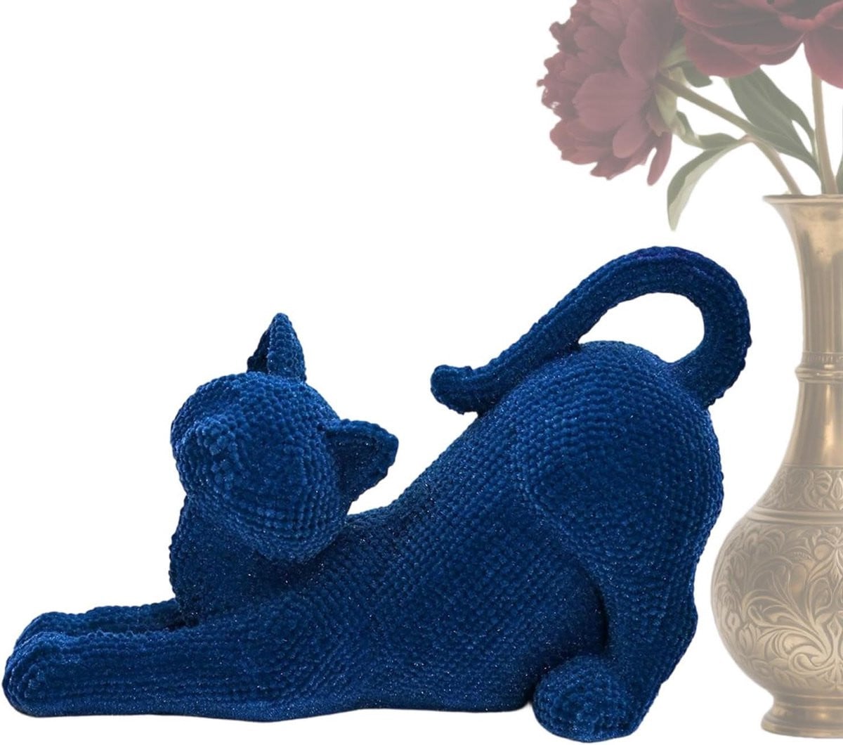 Schattig uitrekkend kattenbeeldje van hars met geflockte afwerking voor decoratie in de woonkamer