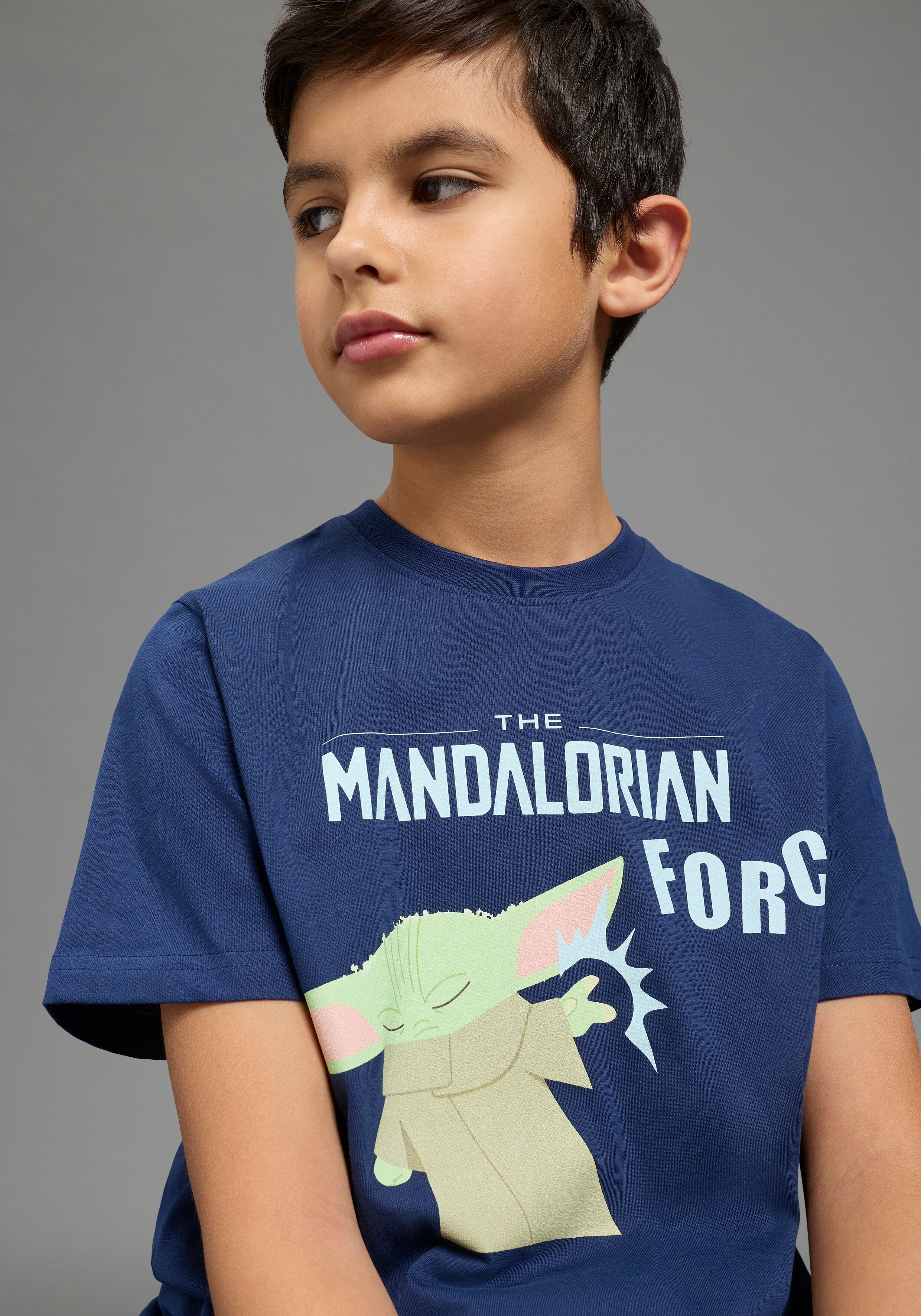 T-Shirt KIDSWORLD "STAR WARS: MADALORIAN - Disney Shirt", Jungen, Gr. 128/134, blau (marine), Single Jersey, Obermaterial: 100% Baumwolle, bedruckt, Basic normal, Rundhals, Shirts T-Shirt, MANDALORIAN Shirt für Jungen, Kurzarm, bedruckte Optik, aus Baumwo