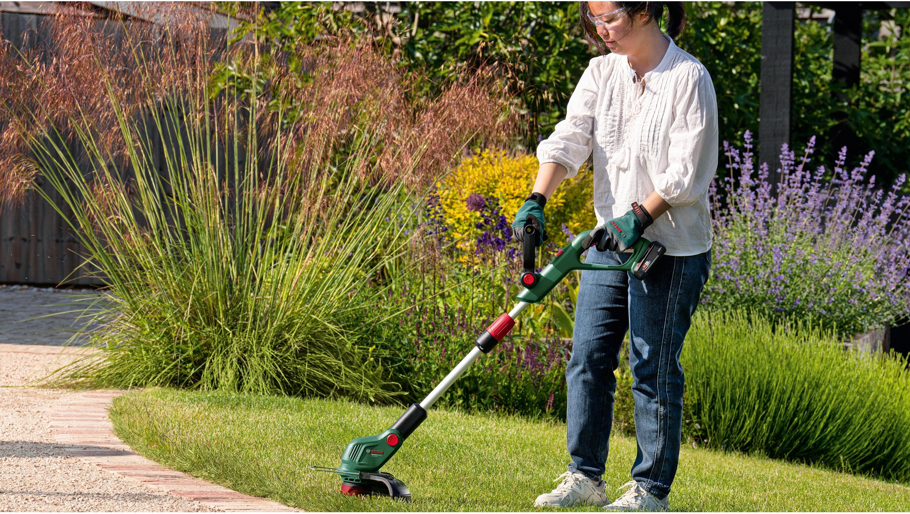 Akku-Rasentrimmer BOSCH "UniversalGrassCut 18 V-26-500 Kit", grün (grün, schwarz), Motorsensen, Akku-Rasentrimmer grün, schwarz Einheitsgröße