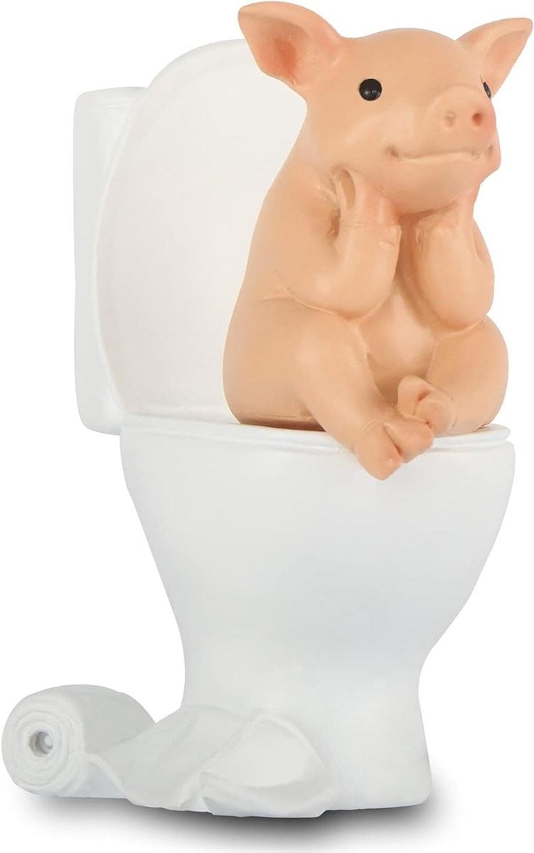 Decoratief varkensbeeldje van hars met zittend toilet design, B/D/H: 6,6 x 5,8 x 3 cm