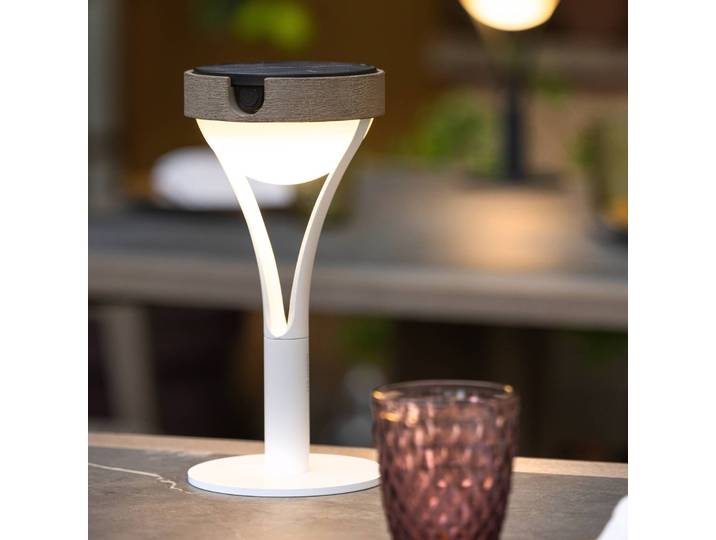 Les Jardins LED-Solartischleuchte Tyble, weiß / teak, 2.700 K, 200 lm dimmbar, weiß / opal, Aluminium, Modern