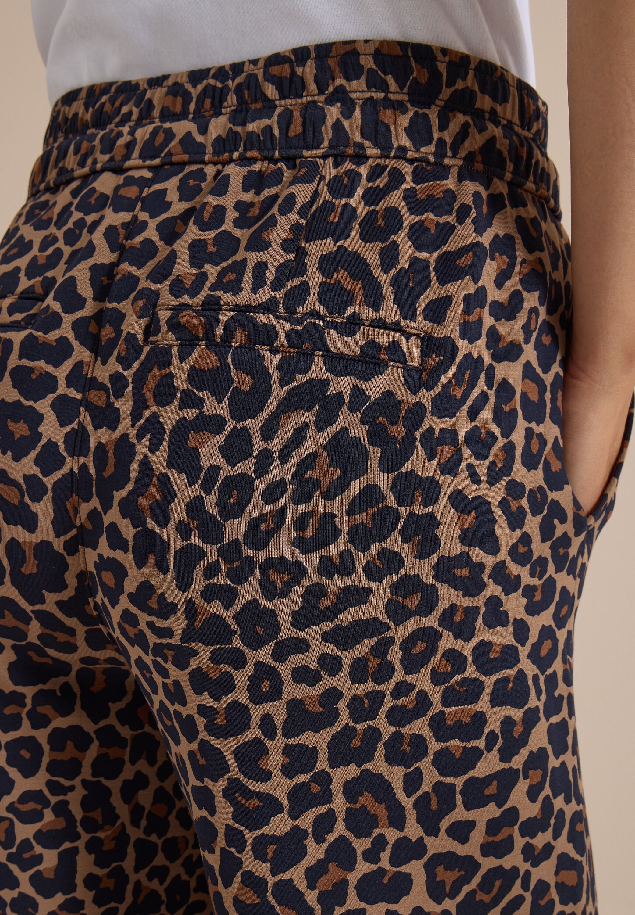 Stoffhose CECIL "Style Neele", Damen, Gr. M (40), Länge 30, creamy mocha, Web, Obermaterial: 47% Viskose, 45% Polyester, 8% Elasthan. Futter: 100% Polyester, lang, Hosen Stoffhose, Viskosemix in Silk-Touch-Qualität, Elastikbund, Animal Print creamy mocha 