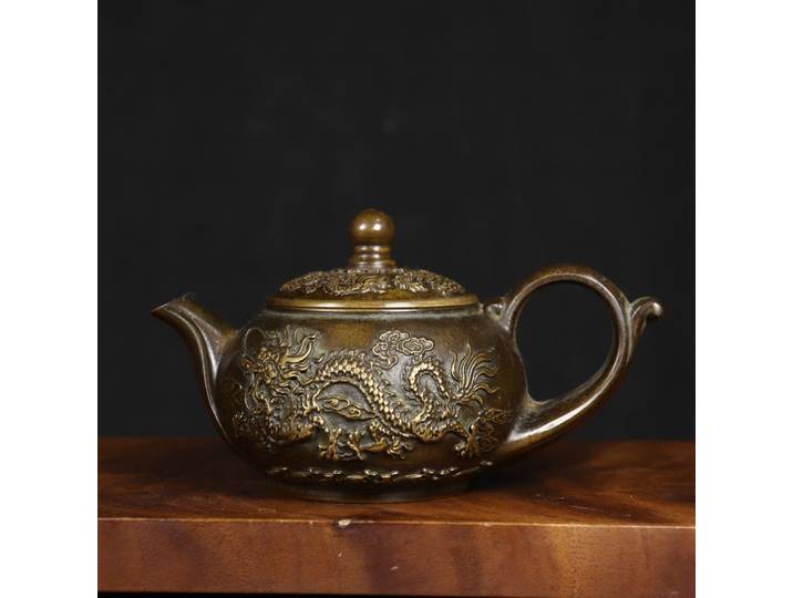 Théière antique en cuivre avec relief exquis de dragon et phénix, pot à vin, table à thé, ornements porte-bonheur, artisanat