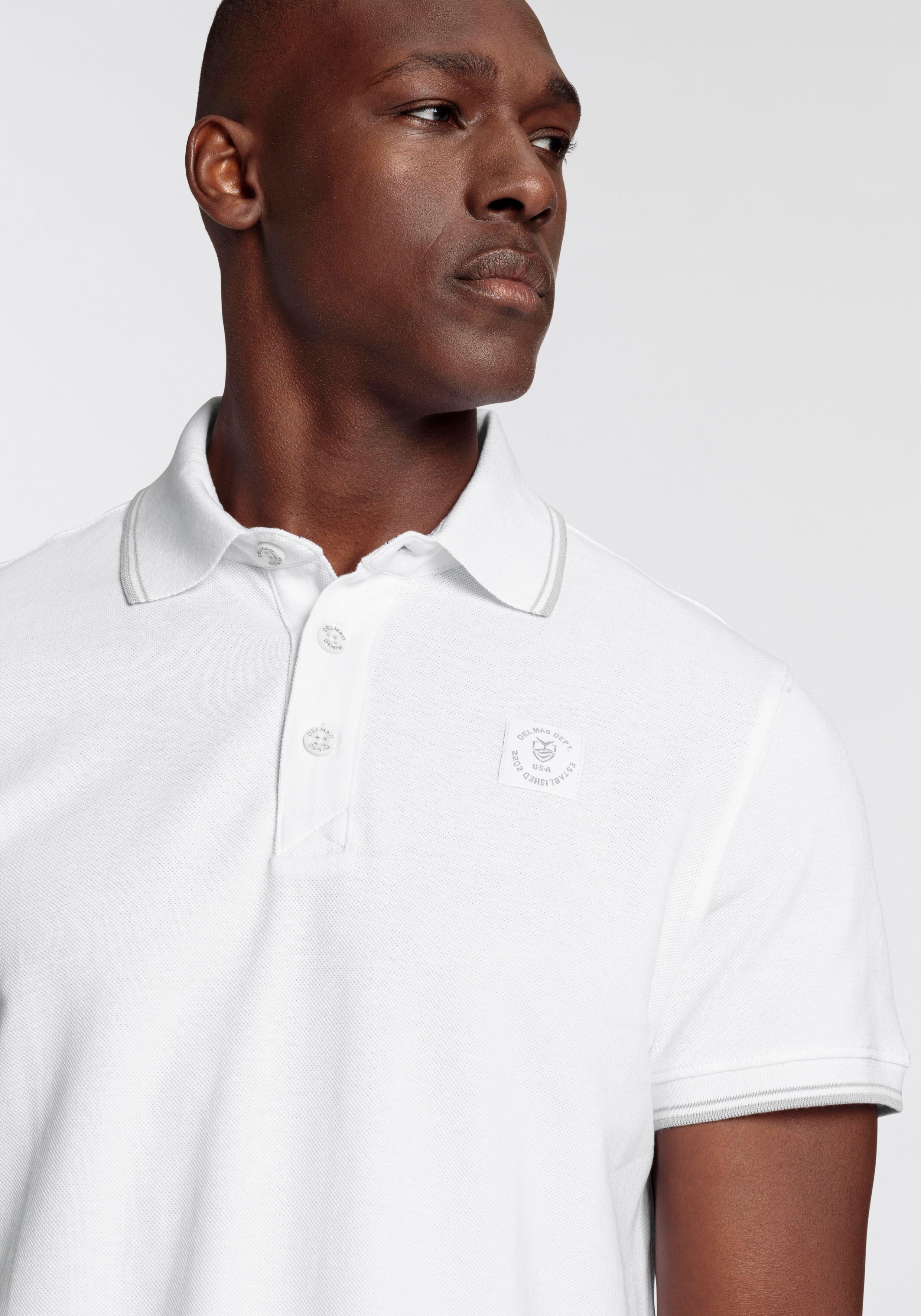 Poloshirt DELMAO "in vielen Sommer Farben Preis-Leistungs Bestseller", Herren, Gr. M (48/50), weiss (weiß), Piqué, Obermaterial: 100% Baumwolle, unifarben, Basic, regular fit, Rippbündchen, Shirts Poloshirt, Trendige lockere Passform, immer perfekt gestyl