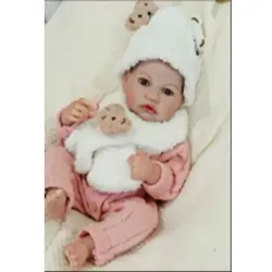 Reborn Babypuppe Mädchen mit Schal, Mütze und Zubehör – 43 cm
