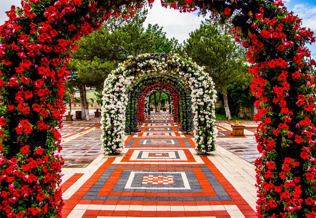 Fototapete PAPERMOON "Blumenbögen Weg", bunt, B:2m L:1,49m, Vlies, Tapeten