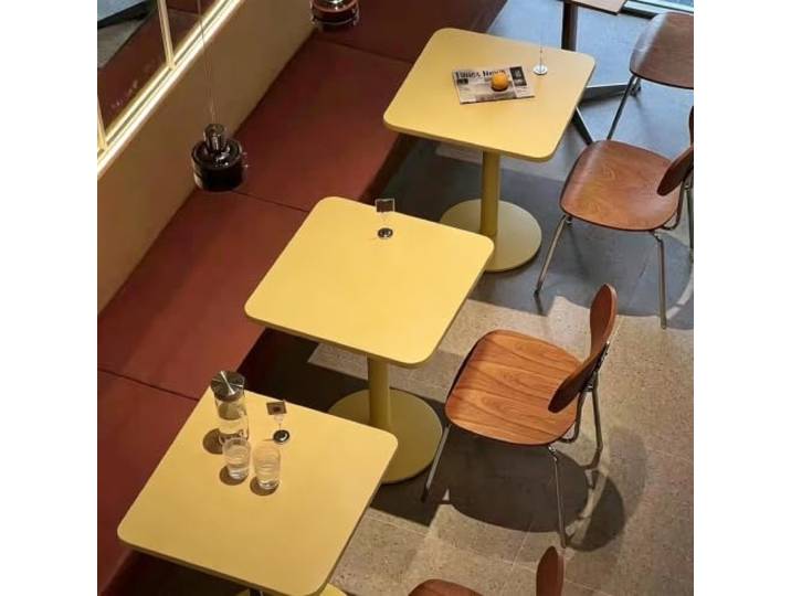 Robuster Restauranttisch Mit Einzelsäule, Mattgelber, Quadratischer, Wasserdichter Bistrotisch, Stabile, Wackelfreie Kleine Frühstückstische Für Gewerbliche Cafés, Kleine Wohnungen(60x60x73cm)