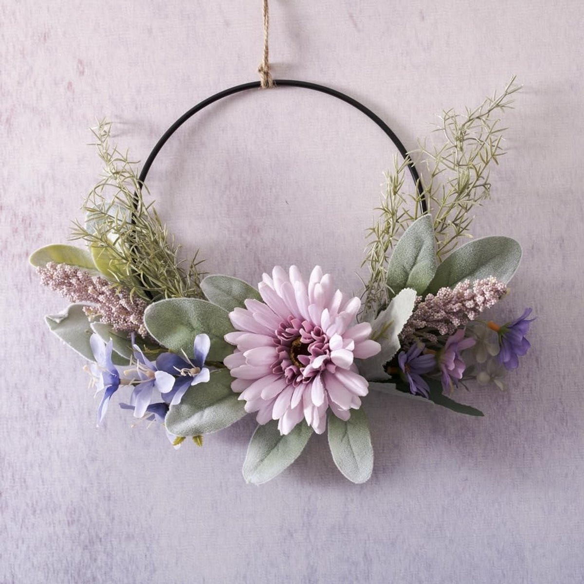 Merkloze kunstbloemen krans voor decoratie met voorjaarsmotief
