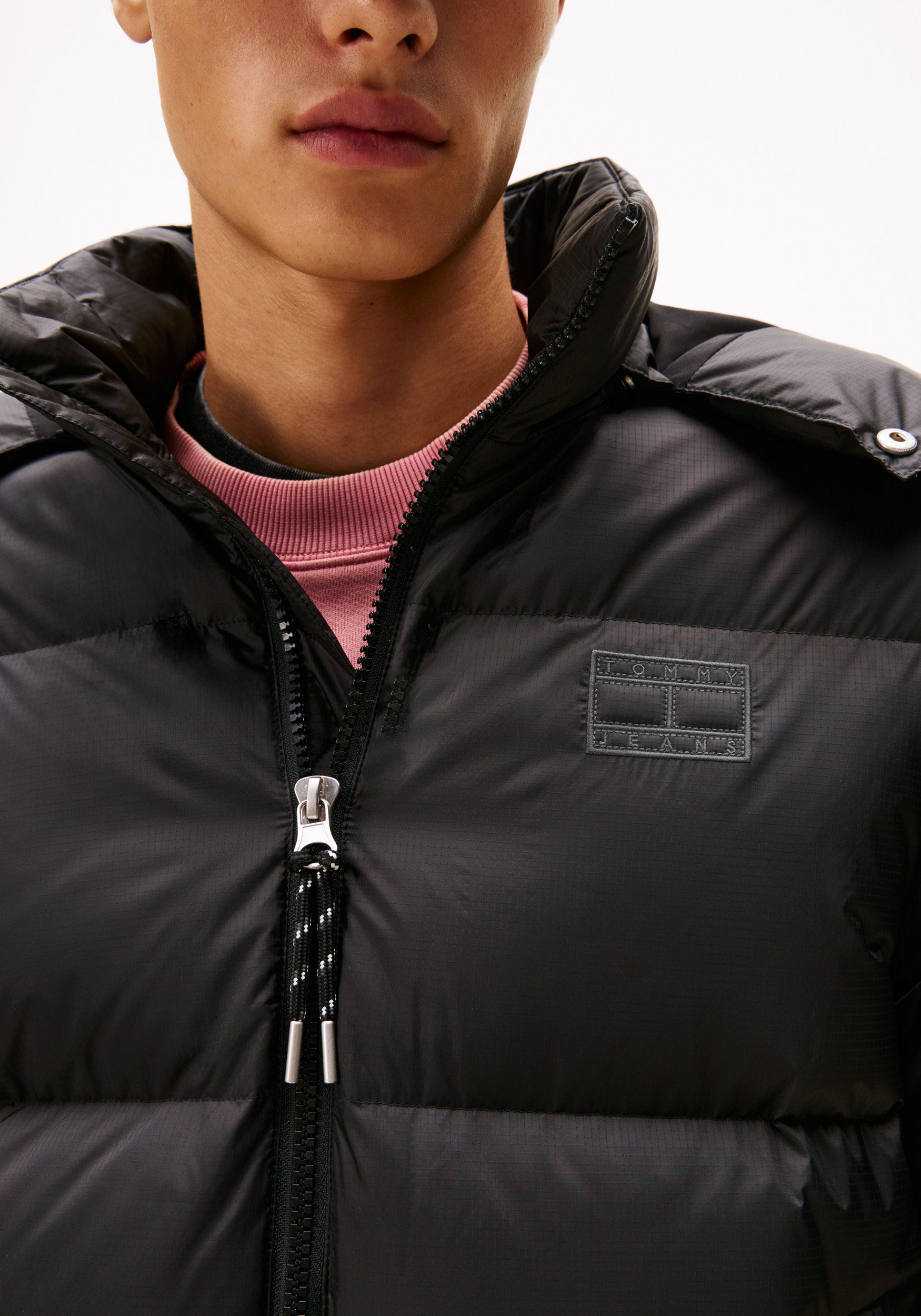 Steppjacke TOMMY JEANS "ALASKA DOWN PUFFER", Herren, Gr. S, schwarz, Web, Obermaterial: 100% Polyester. Futter: 100% Polyester. Füllung: 90% Daunen, 10% Federn, unifarben, regular fit normal, Rundhals, eingesetzt gerader Abschluss, Jacken Steppjacke, Daun